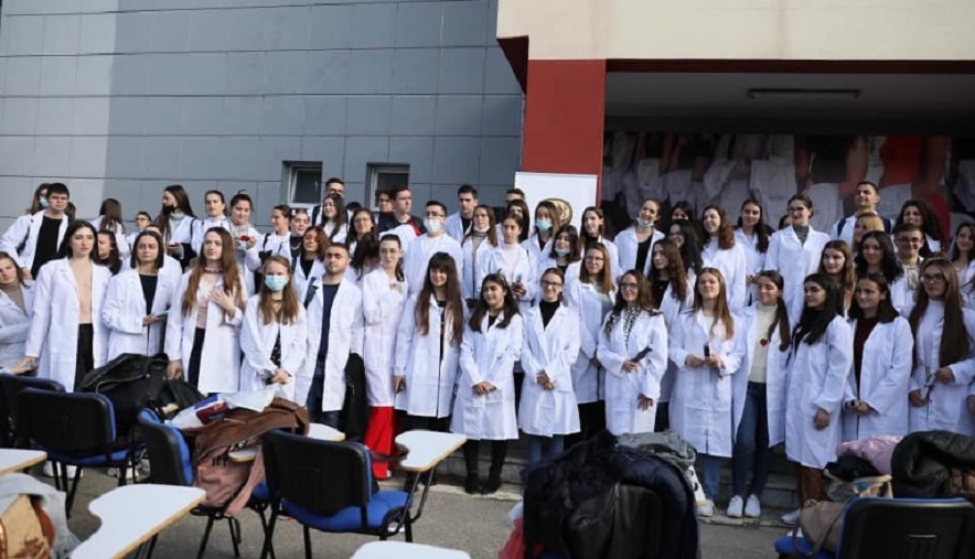 Kunder punesimit me detyrim, studentet e mjekesise dalin ne proteste